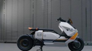 宝马一款续航130公里的电动摩托车，科幻的设计，像未来战士